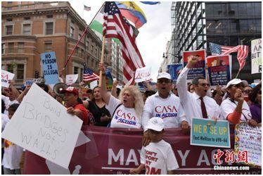  资料图：2017年5月1日下午，在美国首都华盛顿，示威人群在杜邦环岛举行集会后，一直行进到白宫北面的拉法耶特广场，抗议特朗普的移民政策等。中新社记者 邓敏 摄