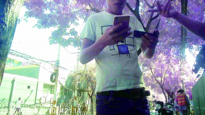 　　▲暗访中一名“分虫”拿着记者的行驶证，并称半天就能办好销分及罚款的事