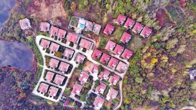 信阳市平桥区震雷山风景区内的违建别墅。&nbsp; 本文图片 大河网