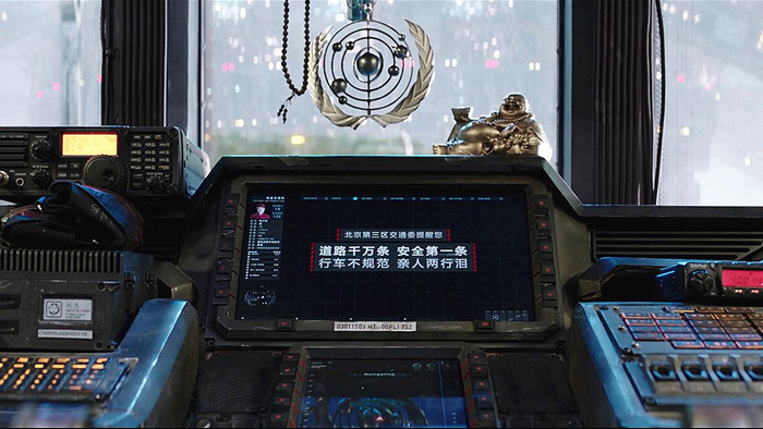 片中反复出现北京市第三区交通委的安全提示。