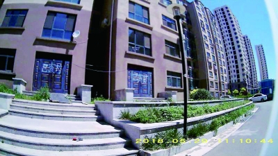 记者在日盛园看到几个楼门上喷着“已查封”的字样