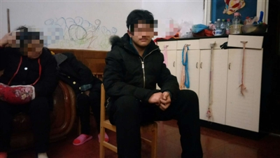  小伟（右）和他的外婆（左）