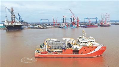 中国首制深海动力定位原油转驳船正式启航