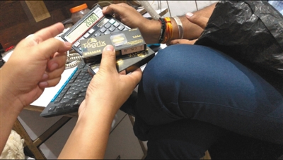 新德里一药商正向记者介绍产自孟加拉的黑盒泰瑞沙，但孟加拉厂家否认该药出口印度。