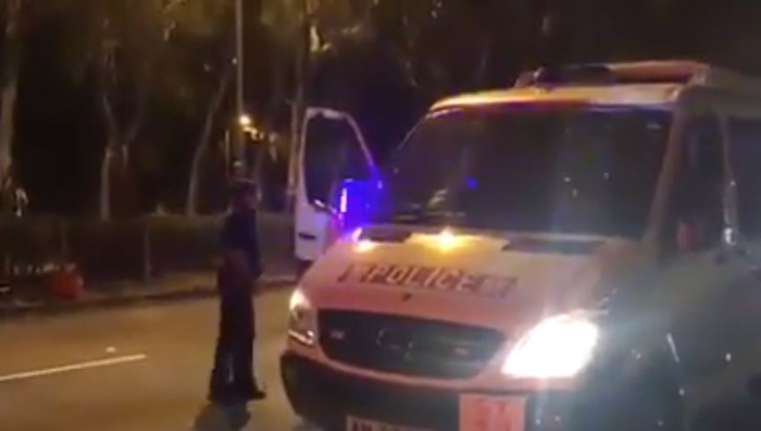  一开警车的落单警员被暴徒包围（图片来源：港媒）