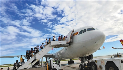 　　10月28日，受超强台风“玉兔”影响滞留塞班的中国游客开始有序回国。按计划，当天有4架飞机接送中国游客于北京时间28日下午回到中国。 图/新华社