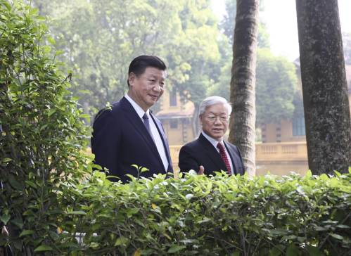 　　2017年11月13日，中共中央总书记、国家主席习近平在河内越共中央驻地再次会见越共中央总书记阮富仲。会见后，习近平和阮富仲前往胡志明故居继续交流。（新华社）