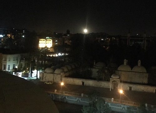 2018年4月17日，在叙利亚首都大马士革，城市南部有疑似防空导弹划过天空。 新华社记者 郑一晗 摄