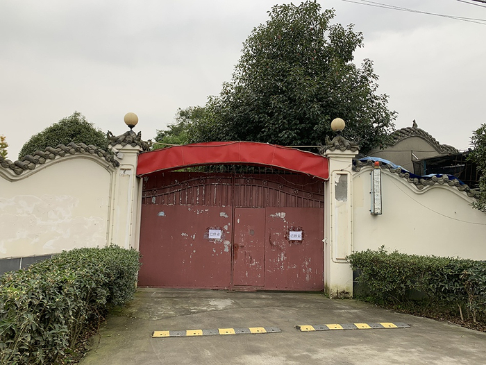 成都嘉年华已停业，招牌标语已被剔除。 澎湃新闻记者&nbsp; 胥辉 图