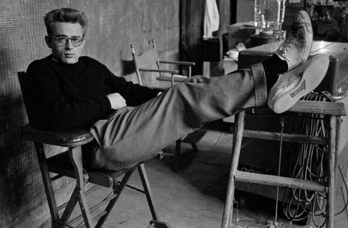 夹克、白T恤、紧身牛仔裤和一头飘逸金发，还有一双帆布球鞋，电影中风流不羁的詹姆斯·迪恩（James Dean）不仅是万千少女的爱慕对象，也是当时男性钦羡模仿的偶像。他的叛逆形象成为文化符码。