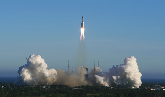 长征五号B运载火箭飞天瞬间（宿东 摄）