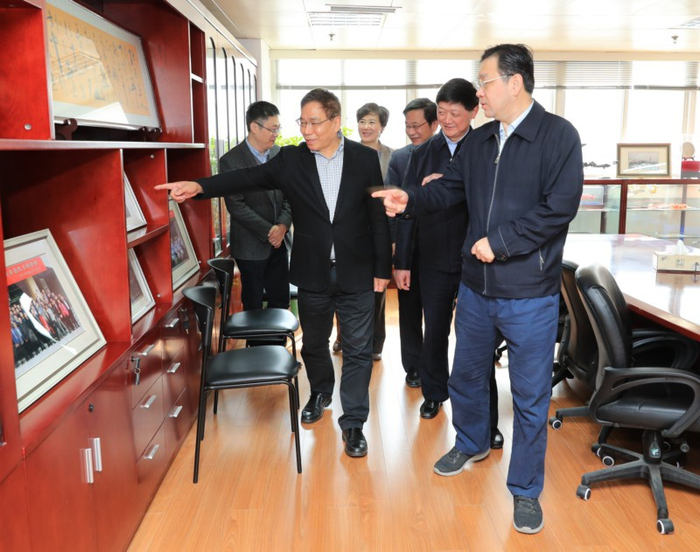 杨岳一行参观环境材料与再生能源研究中心 (佘治骏 摄影)