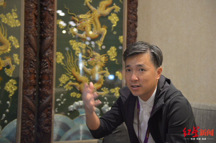 　△群众游行总导演北京师范大学艺术与传媒学院副院长肖向荣