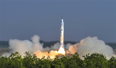 　　2018年5月17日，民营航天企业零壹空间研发的“重庆两江之星”OS-X火箭在中国西北某基地成功点火升空。 图/视觉中国