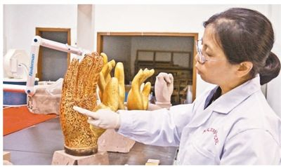  陈卉丽在介绍文物修复工作&nbsp;&nbsp;本报记者 蒋云龙摄