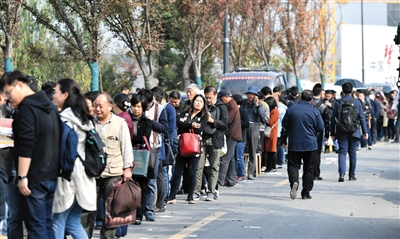 2017年11月15日，南京10家楼盘进行开售登记。虽然各家楼盘出台了首付八成及验资门槛，还是有不少买房人早早来排队。