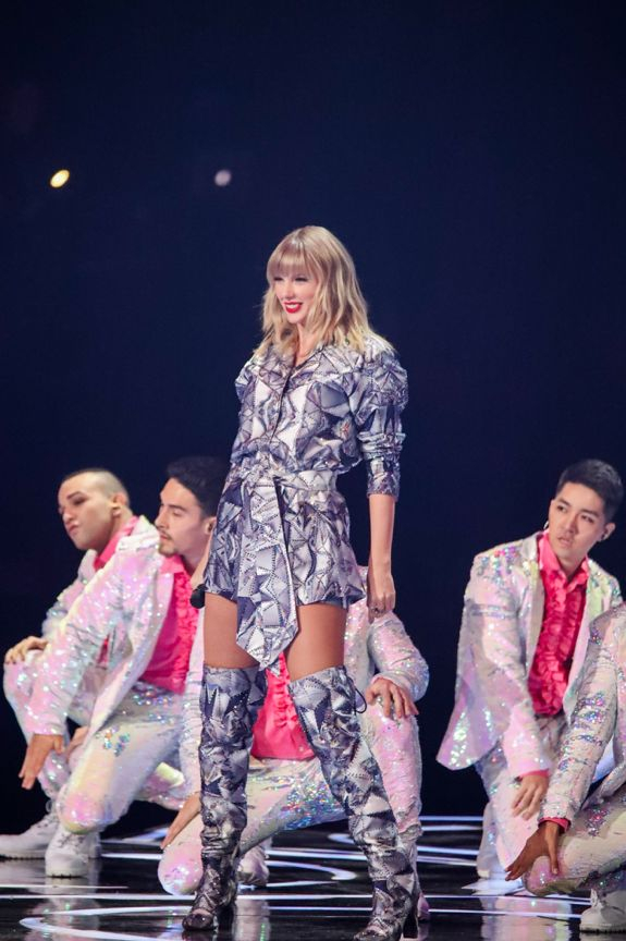 Taylor Swift首次猫晚亮相