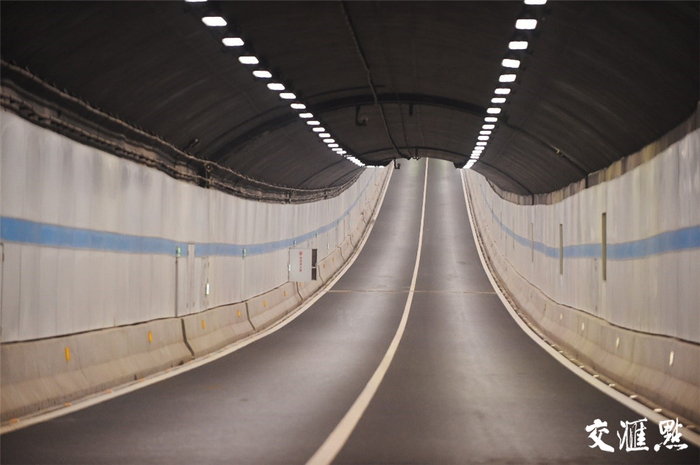 扬子江隧道 新华报业视觉中心记者 吴俊 摄