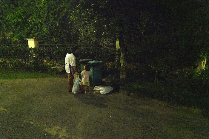 真真非常依赖劳拉，即使在劳拉晚上去倒垃圾时也要跟着。