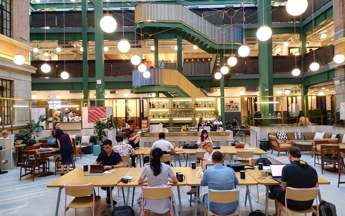  2019年8月15日，上海WeWork富有活力特色室内设计的办公环境。图/视觉中国