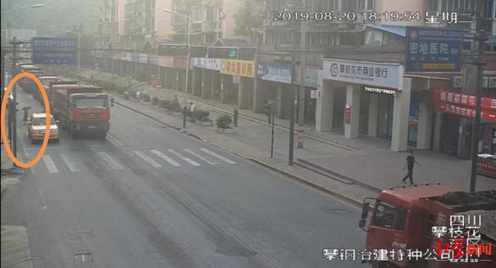  ↑监控显示沈某横过公路