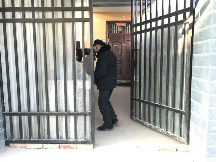 1月16日，赵丹的爷爷赵宏发在马小冉家。新京报记者王福艳 摄