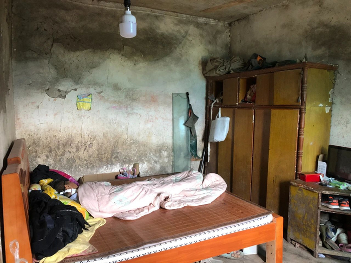  廖银超的床，是妹妹花了千余元买回来的，也是家中为数不多的完好家具。新京报记者杜雯雯&nbsp;摄