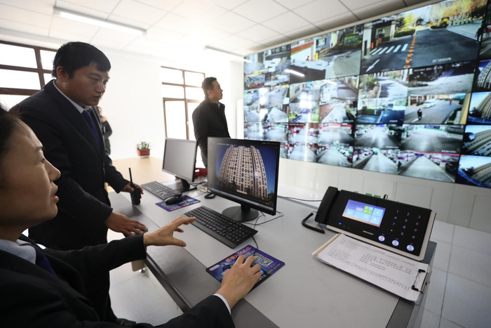 安新路6号院小区物业人员在展示高空抛物专用监控探头拍摄的画面。摄影/新京报记者 王飞