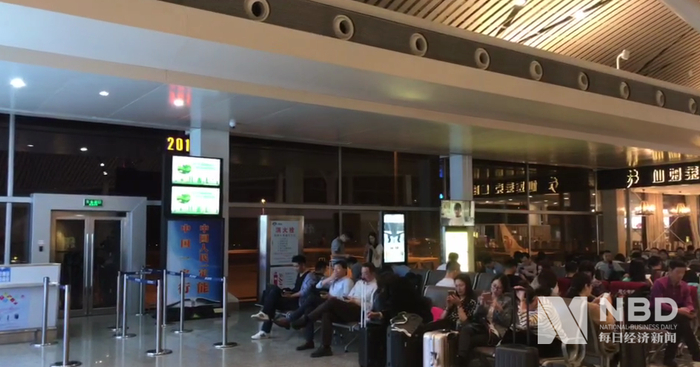 旅客等待航班 图片来源：每经记者 于垚峰 摄