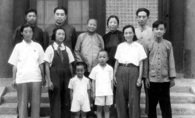 （1951年，周恩来三兄弟家人合影）