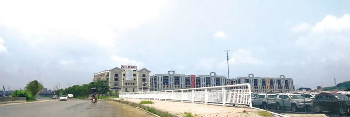 　广州展贸城东边空地上整齐地停满了新车    曾冬梅/ 摄