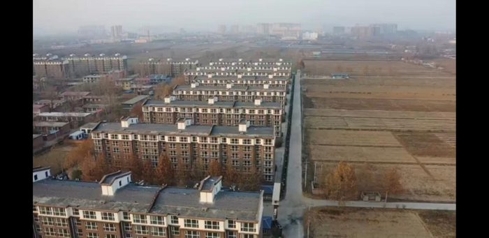 位于唐县仁厚镇野牛村的“新民居”项目，816套房屋仅有40户入住。来源：我们视频