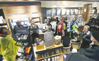 4月12日，在美国费城一家星巴克连锁店，两名黑人因没有点东西而被警察逮捕。之后，此事件引发民众抗议。图为4月16日，人们在涉事星巴克门店抗议。新华社发