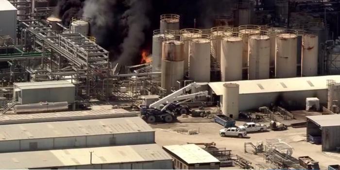 美国休斯顿一家化工厂爆炸起火黑烟冲天,已致