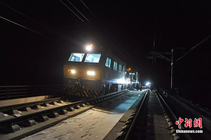 图为停在隧道口的轨道车。&nbsp; 杨艳敏摄