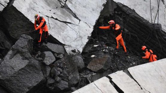 14日，救援人员在搜索幸存者。