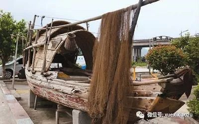 （溪邳村陈列的一条旧时船民使用的渔船）