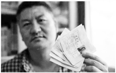 梁实展示自己历年高考的准考证