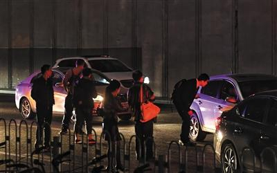 晚高峰时段多位市民打顺风车出京。 图/视觉中国