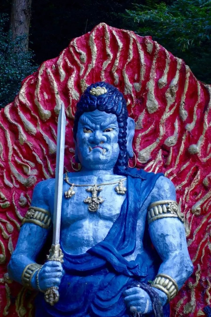 这尊神像冷眼一看相貌狰狞,令人生畏,青面獠牙,横眉立目.