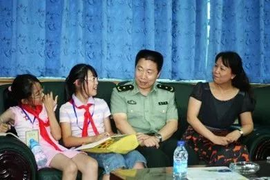 图为黄伟芬（右一）、杨利伟和小记者们在一起