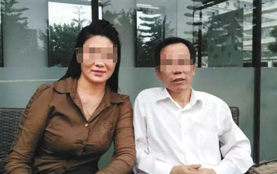  江先路（右）生前与赵璟娅合影。受访者供图