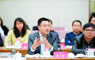 昨天下午，在市十五届人大二次会议西城团联组会上，崔勇代表畅谈关于建设特色实体书店、打造全民阅读空间的建议。本报记者&nbsp;潘之望摄