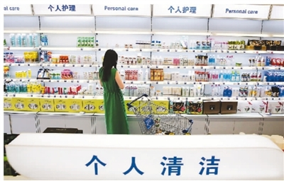 　　2018年7月1日起，中国降低了1449个税目的日用消费品进口关税。图为消费者在江苏南通综合保税区进口商品直营中心选购进口日用消费品。 　　许丛军摄（人民视觉）