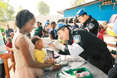 　　图为在利比里亚蒙罗维亚，中国第五支驻利比里亚维和警察防暴队派出医护人员为本森威尔社区孤儿院的儿童和员工进行义诊。赵小新摄（新华社发）