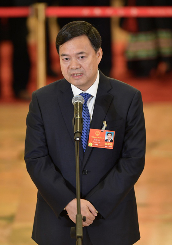 全国人大代表、广西壮族自治区百色市委副书记、市长周异决