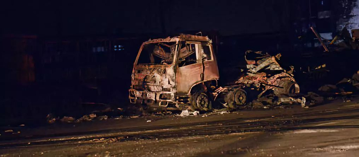 30多辆大货车在爆燃事故中毁坏。摄影/本刊记者 董洁旭