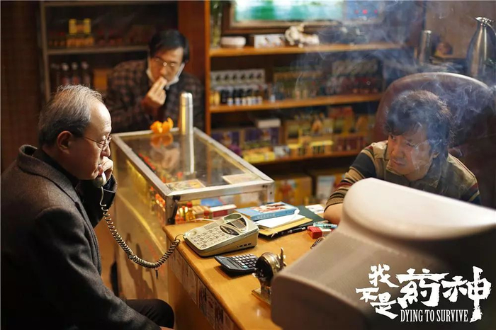 牧师用英语和印度药企打电话