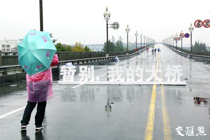 2016年10月29日，南京长江大桥封闭后的第二天，车水马龙48年的大桥首次呈现白天空荡安静的景观。王路宪 摄 视觉江苏网供图