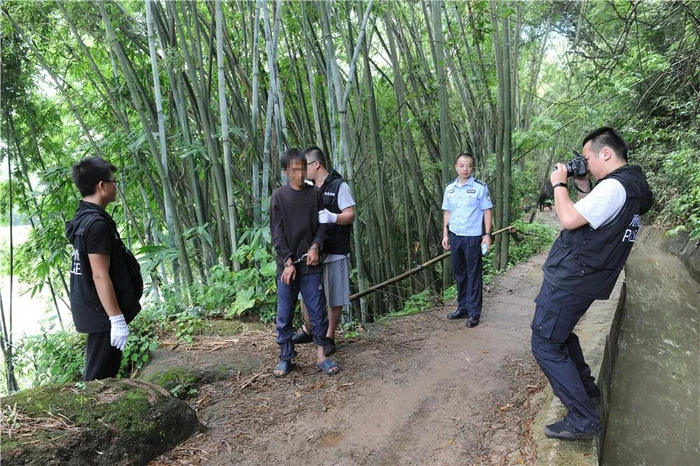 嫌疑人被控制后，在警方带领下指认现场。容县公安局微信公众号